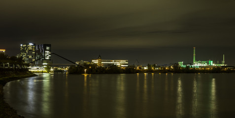 Fototapeta na wymiar Hafen in Düsseldorf bei Nacht