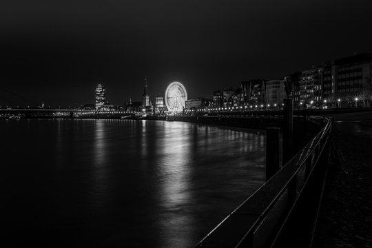 Rheinuferpromenade mit Riesenrad in Düsseldorf bei Nacht ( schwarzweiß )