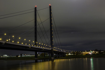 Rheinkniebrücke über den Rhein bei Düsseldorf in der Nacht