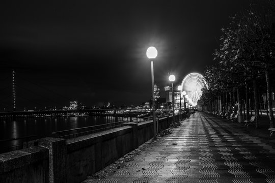 Rheinuferpromenade in Düsseldorf bei Nacht ( schwarzweiß )