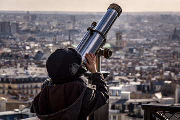 Petit gar&ccedil;on regardant le ciel &agrave; Montmartre