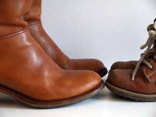 Frauenstiefel und Kinderstiefel – Mutter und Kind