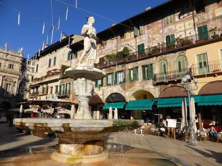 Naklejka premium Piazza delle Erbe à Vérone (Italie)