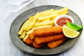 Fischstäbchen mit Pommes