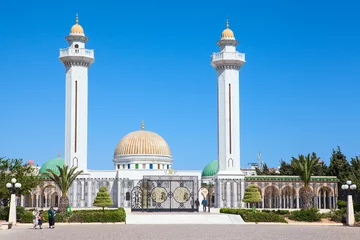  MONASTIR, TUNESI, AFRIKA - CIRCA NOV, 2012: Twee minaretten bevinden zich in het mausoleum van Habib Bourguiba in het centrum van de stad Monastir. De eerste president in Tunesië werd geboren in Monastir © Kekyalyaynen