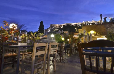 Sierkussen traditionele cafetaria op terras Anafiotika Plaka Griekenland met uitzicht op de Akropolis © photo_stella