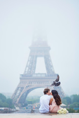 Fototapeta na wymiar Romantic couple together in Paris