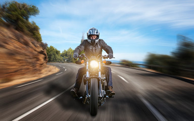 Naklejka premium Motocykl na drodze asfaltowej