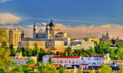 Uitzicht op de Almudena-kathedraal in Madrid, Spanje