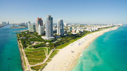 Fototapeta premium South Beach, Miami Beach. Floryda. Widok z lotu ptaka. Raj. Park i molo w South Pointe