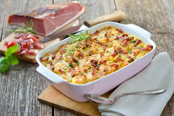 Kartoffelgratin mit Parmesan, Sahne und Südtiroler Speck frisch aus dem Ofen -  Potato gratin with...