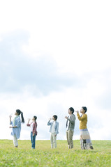 Obraz premium 草原で水を飲む若者たち