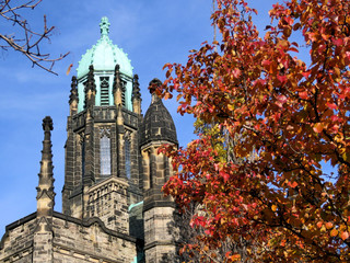 Fototapeta na wymiar Toronto University Trinity College tower and tree 2016