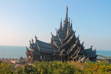 Fototapeta na wymiar Паттайа, Тайланд, храм Истины, на берегу Южно-китайского моря