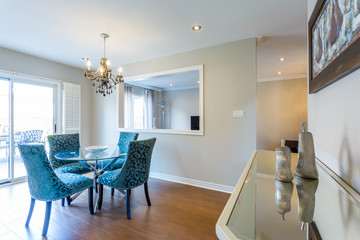Dinning room with table and chairs
