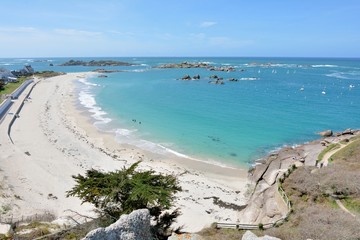 Le très belle plage de la Grève Blanche à Trégastel en Bretagne