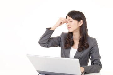 頭痛を訴えるビジネスウーマン