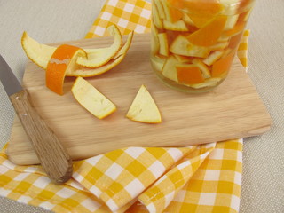 Selbst gemachter ökologischer Reiniger mit Orangenschalen und Essig