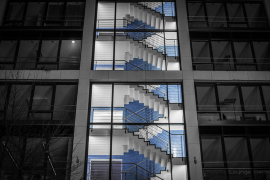 Beleuchtetes Treppenhaus in einem Bürogebäude in Düsseldorf