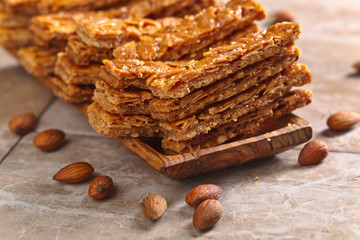 Crispy cookies with honey and almonds