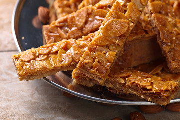 Crispy cookies with honey and almonds