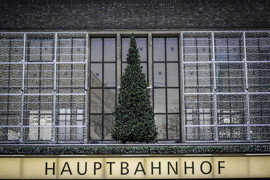 Tannenbaum am Düsseldorfer Hauptbahnhof