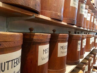Kräuter und Tees in alten Holzgefäßen zur Lagerung