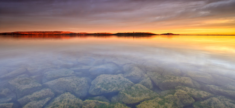 Stiller See bei Sonnenaufgang, Blick durchs klare Wasser auf den Grund des Sees