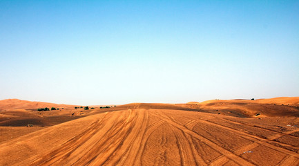 Obraz premium A high contrast and vibrant shot of a desert in Dubai (UAE) with blue sky