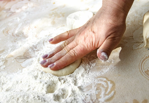 rolling dough for cakes, homemade cakes,