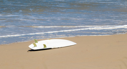 Obraz premium Prancha de surfe na praia.