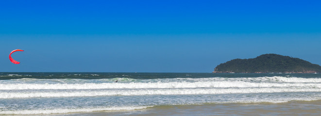 Paisagem e kitesurf.