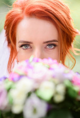 Naklejka premium beautiful portrait of young bride with bouquet of flowers