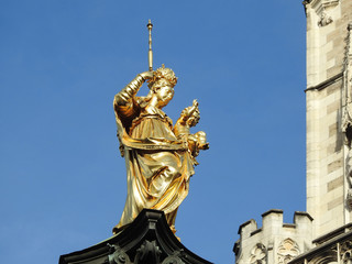 Fototapeta na wymiar Goldene Statue der Jungfrau Maria vor dem Rathaus in München