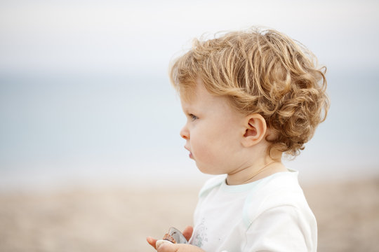 Ni&ntilde;o de perfil