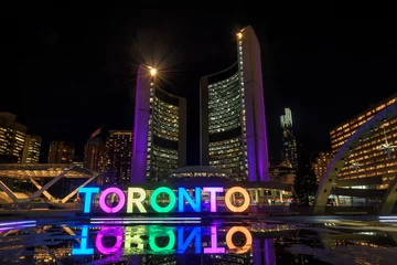 Schilderijen op glas Weergave van Nathan Phillips Square en Toronto Sign & 39 s nachts, in Toronto, Ontario. © lucky-photo