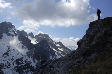 Winterliches Bergpanorama mit Wanderer