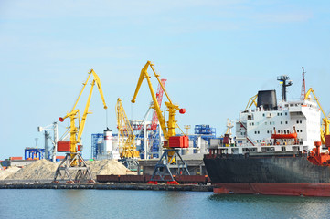 Fototapeta premium Bulk cargo ship under port crane
