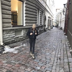 девушка гуляет зимой по городу 