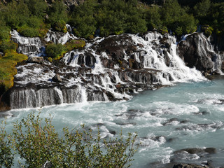 Die Wasserfälle Hraunfossar im Westen von Island
