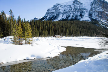 カナディアンロッキー　凍結した冬のレイクルイーズから流れ出す川