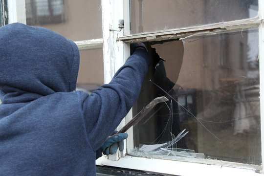 EINBRUCH..Wohnungseinbruch, Einbrecher, Einbruchschutz, Wohnungst&uuml;re..Copyright TOPPRESS Austria