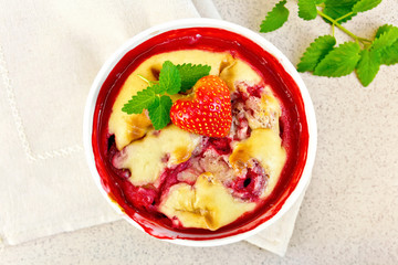 Pudding strawberry in bowl on table top
