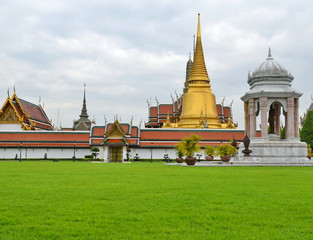 Naklejka premium wat-pra-kaew-and-grand-palace-bangkok-thailand