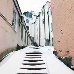 заснеженные ступеньки среди разноцветный домов