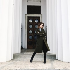 девушка в зеленом пальто