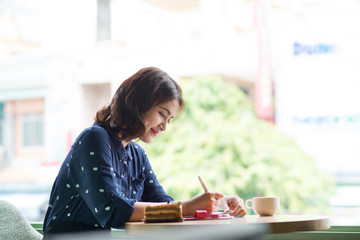 Asia business woman working  planning concept in a cafe.