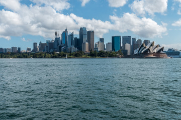 Obraz premium Beautiful panoramic view of Sydney city skyline from the sea
