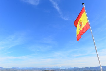 Spanische Fahne auf der Festungsanlaga La Mota in Alcalá la Real, Jaén (Andalusien)