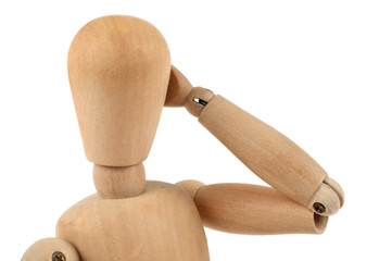 Mannequin en bois se tenant la tête 